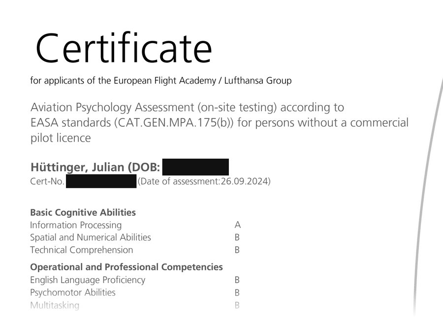 Ausschnitt aus Julians DLR-Zertifikat vom 26.09.2024: Information Processing A, Spatial and Numerical Abilities B, Technical Comprehension B, English B, Psychomotor Abilities B, Multitasking B. Geburtsdatum und Zertifikatsnummer geschwärzt.