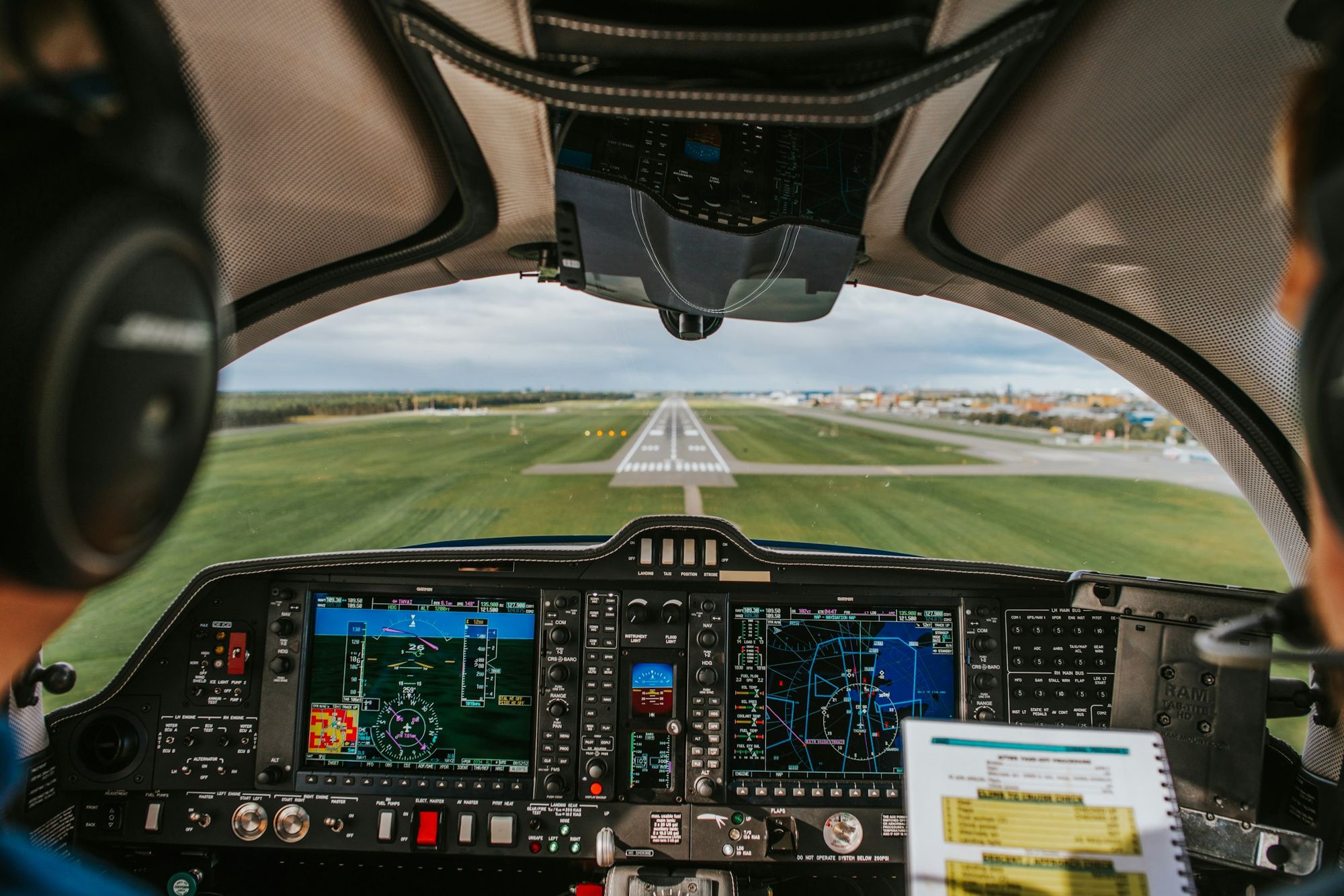 Blick aus dem Cockpit auf die Landebahn im Anflug