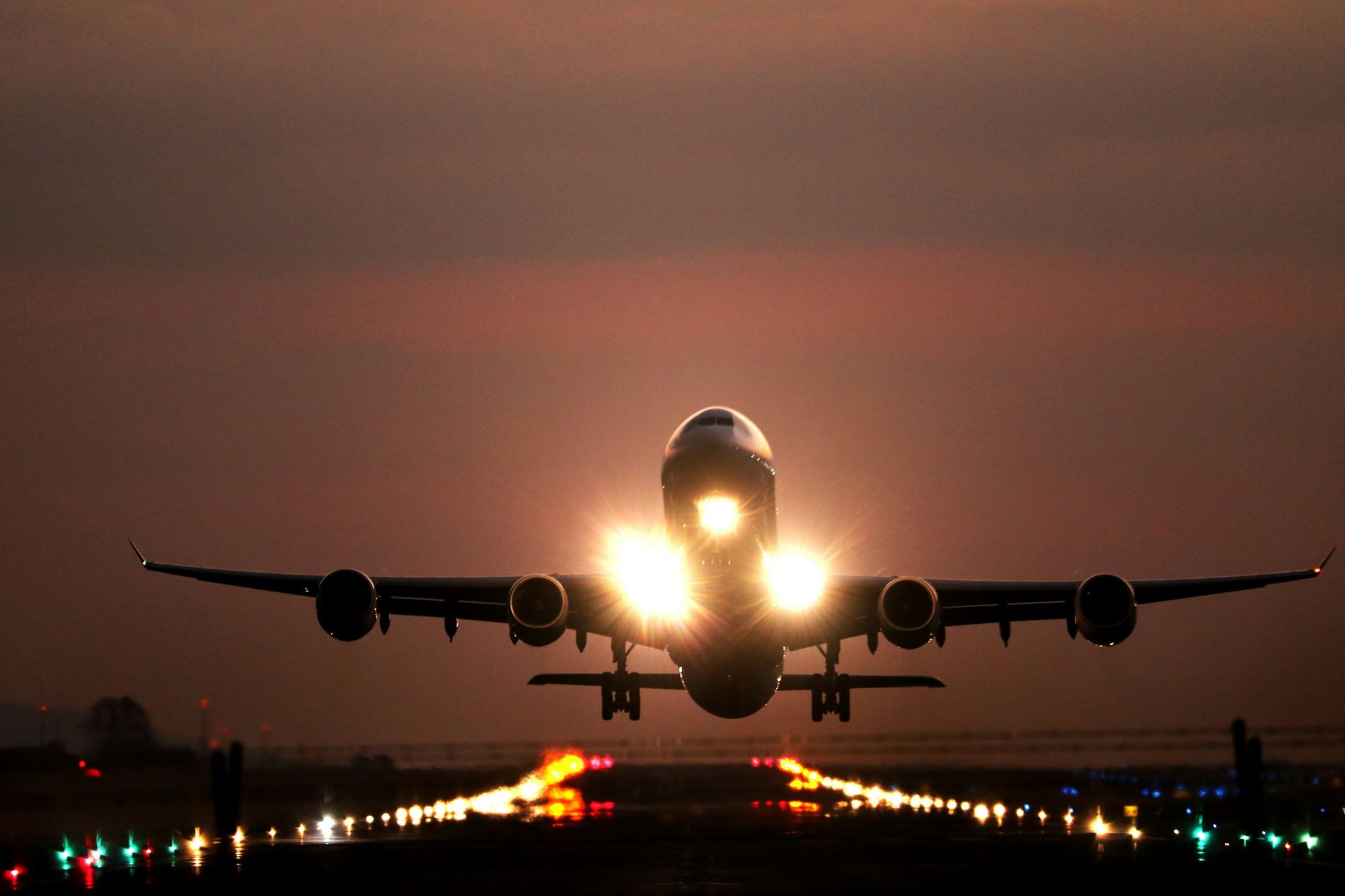 Passagierflugzeug beim Start in der Dämmerung